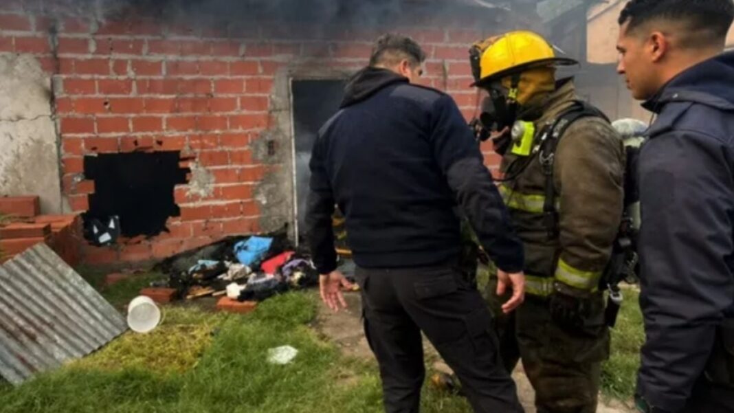 Vivienda destruida por incendio en Morón, Buenos Aires