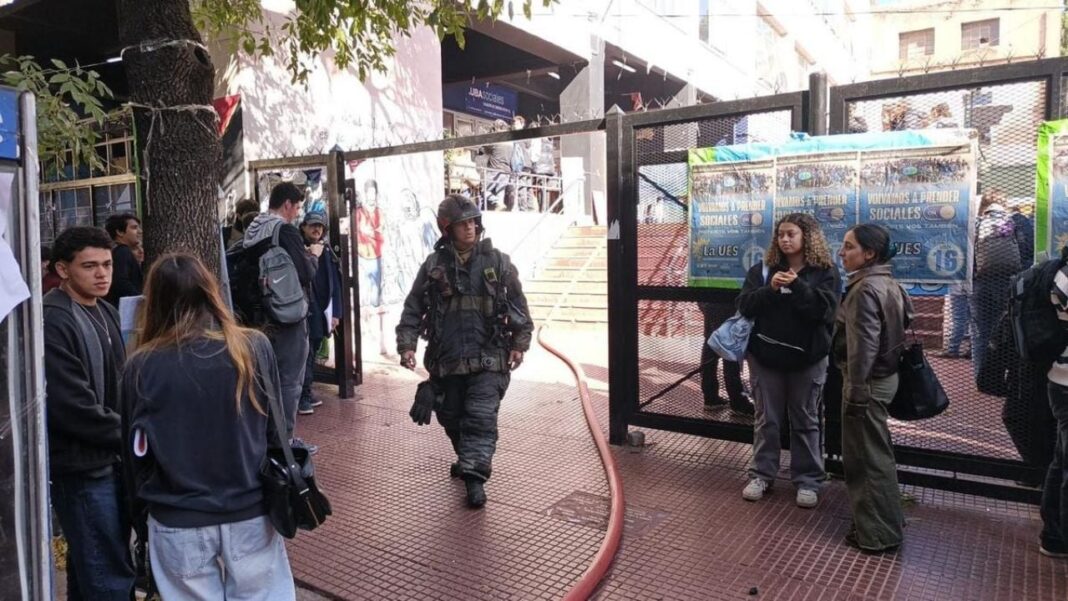 Bomberos trabajando en el incendio de contenedores en la Facultad de Ciencias Sociales
