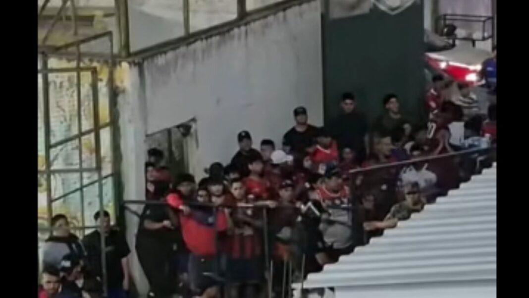 Ex presidente de San Lorenzo de Alem en medio de incidente con hinchas en estadio de Catamarca