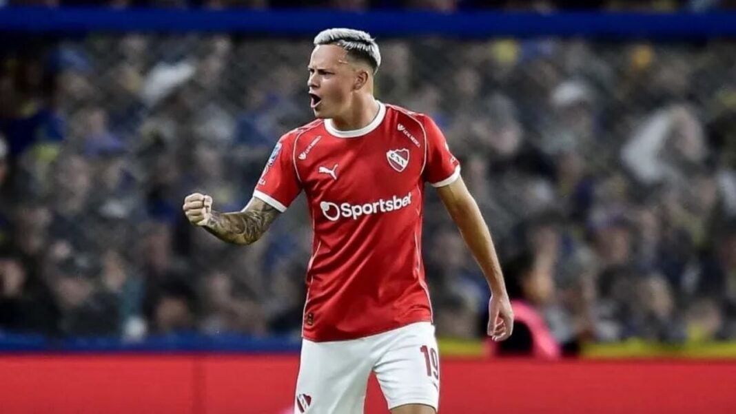 Ilustración de una pelota de fútbol sobre el césped con los escudos de Independiente, Defensa y Justicia, Argentinos Juniors y Atlético Tucumán.