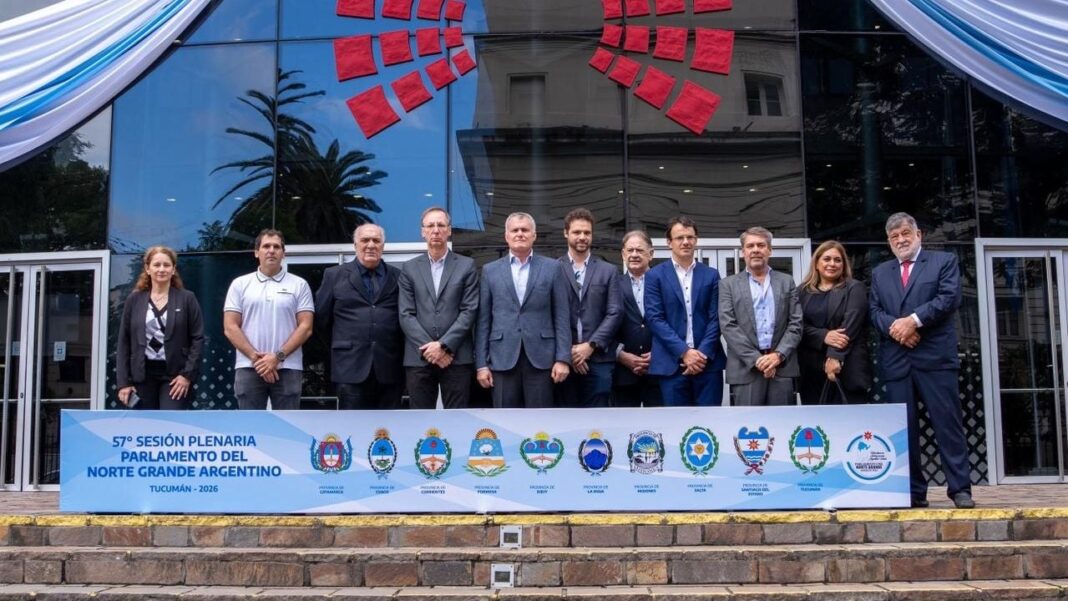 Representantes industriales durante la presentación del documento en el Parlamento del Norte Grande Argentino.