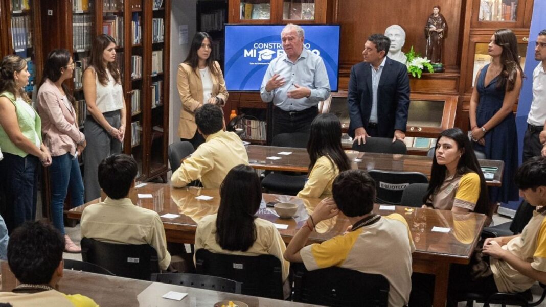 Vicegobernador Rubén Dusso y senador Guillermo Ferreyra en el inicio del programa Construyendo mi futuro con estudiantes