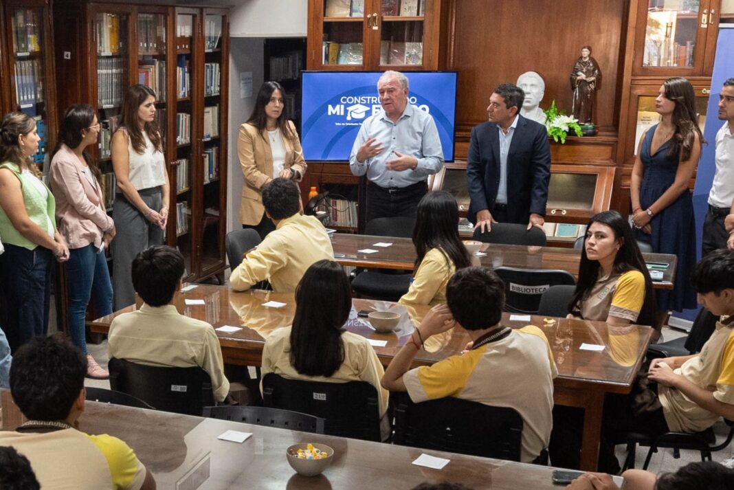 Vicegobernador Rubén Dusso y senador Guillermo Ferreyra en el inicio del programa Construyendo mi futuro en la Biblioteca del Senado de Catamarca.