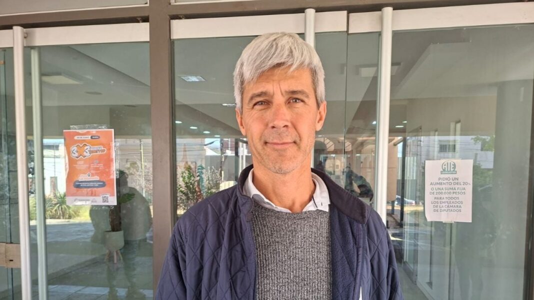 Ingeniero Fernando Balbi, director regional del INTA, durante una entrevista en estudios de radio.