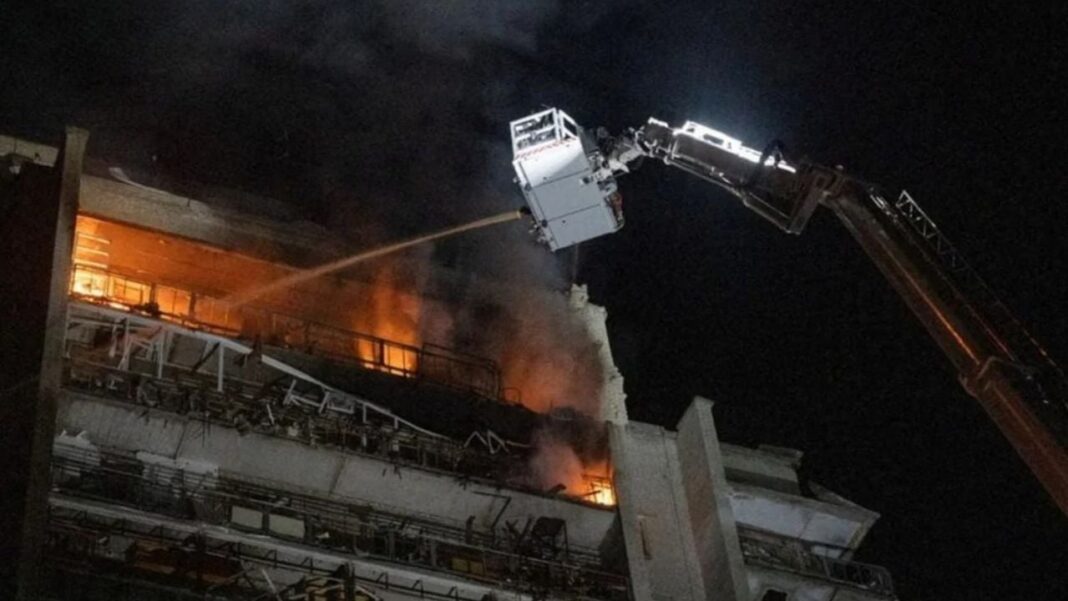 Imagen referencial de un edificio dañado por ataques aéreos en Ucrania.