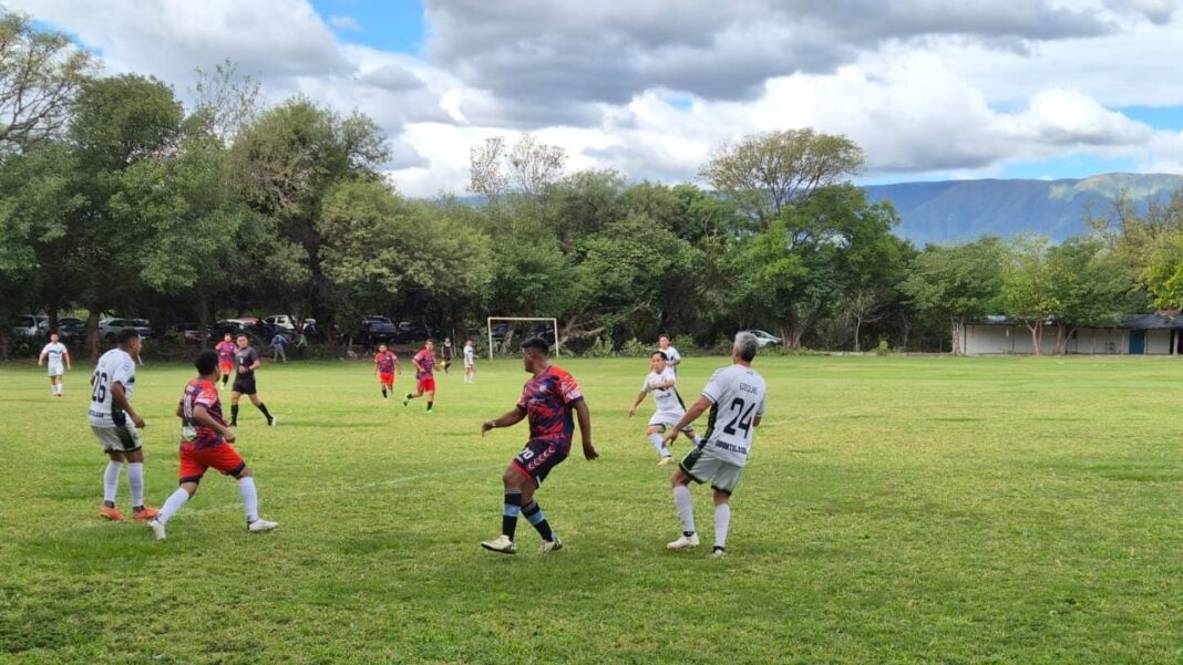 Inauguración del torneo de fútbol InterPro Maxi en el predio de Villalobos, Valle Viejo