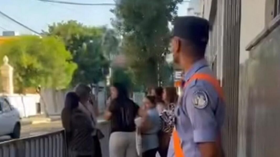 Efectivos policiales frente a un establecimiento educativo en Catamarca (imagen ilustrativa)