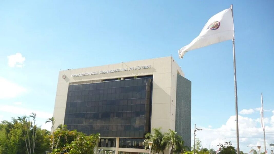 Logotipo de la CONMEBOL junto a símbolos de la justicia