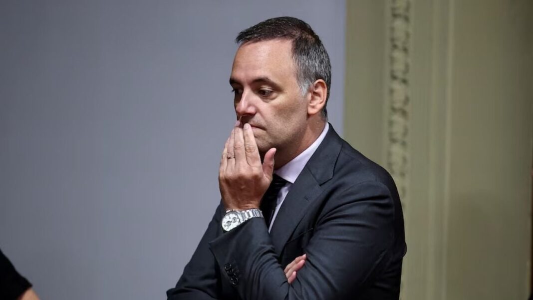 Imagen referencial de un avión y documentos judiciales