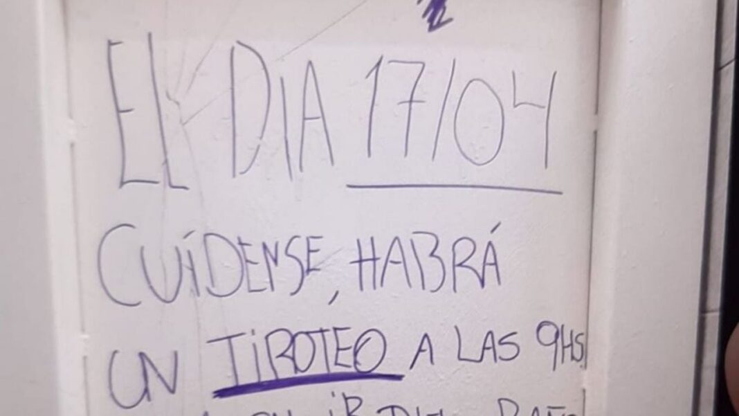 Fachada de una institución educativa en Catamarca, con referencia a la noticia sobre seguridad escolar.