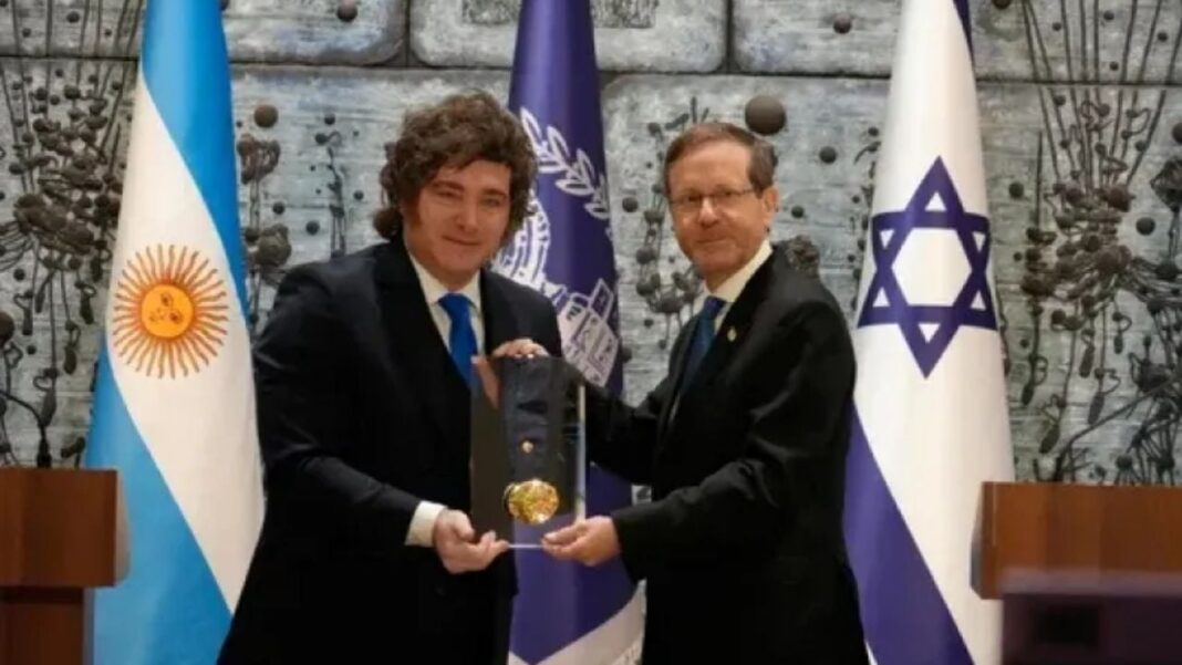 El presidente argentino Javier Milei recibe la Medalla Presidencial de Honor del presidente de Israel, Isaac Herzog.