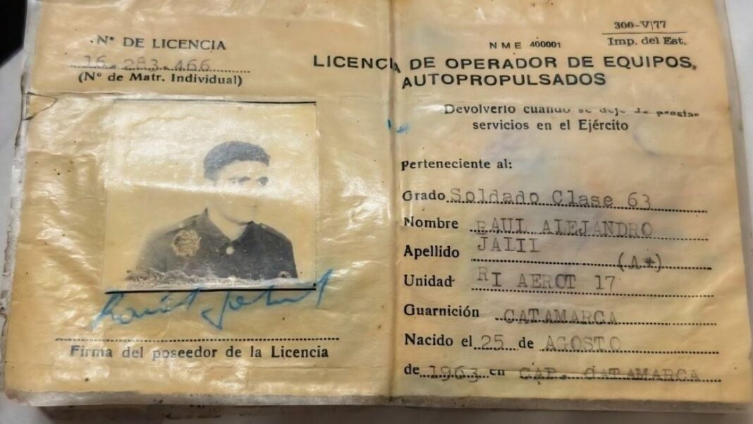 Gobernador Raúl Jalil muestra su certificado del servicio militar en conmemoración del Día de Malvinas.