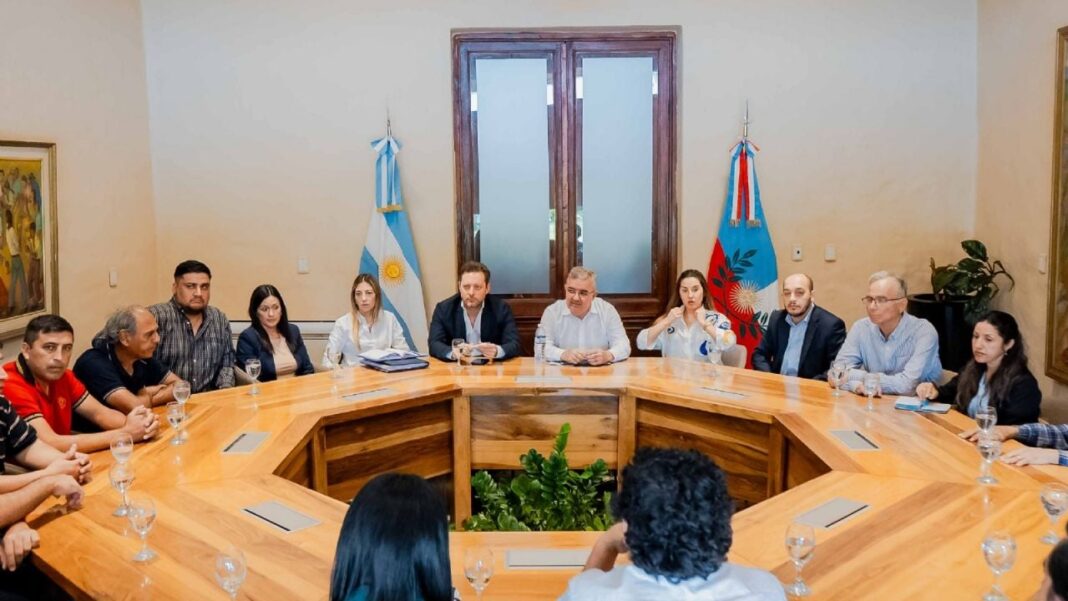 Gobernador Raúl Jalil en reunión con dirigentes de la Liga Catamarqueña de Fútbol en Casa de Gobierno.