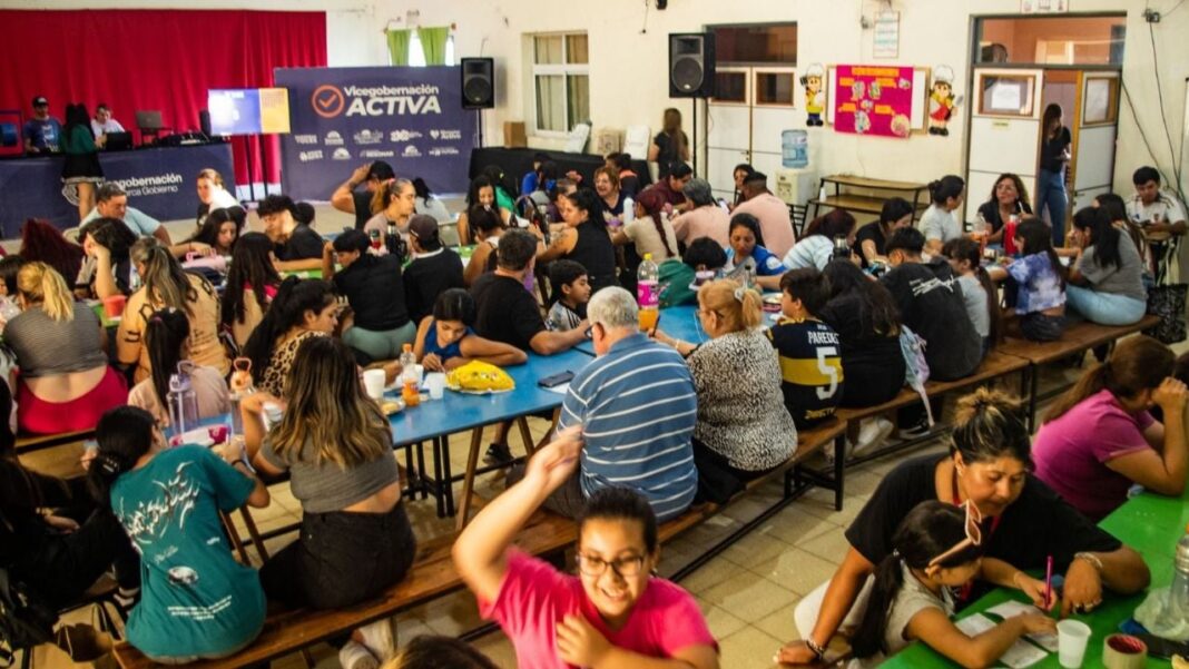 Vecinos participando en las actividades de salud y recreación en la Escuela de Valle Chico, Catamarca.