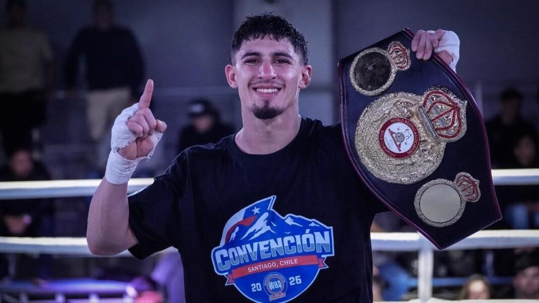 Josué Agüero celebrando la retención del título Golden de la AMB