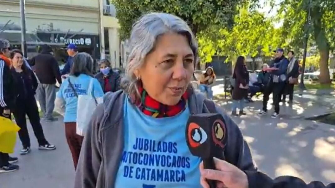 Marcha de jubilados autoconvocados en Catamarca con carteles de reclamo