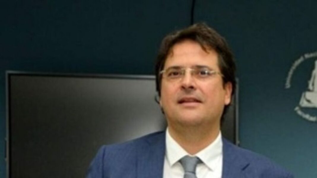 Juez federal Guillermo Díaz Martínez de Catamarca en su despacho.