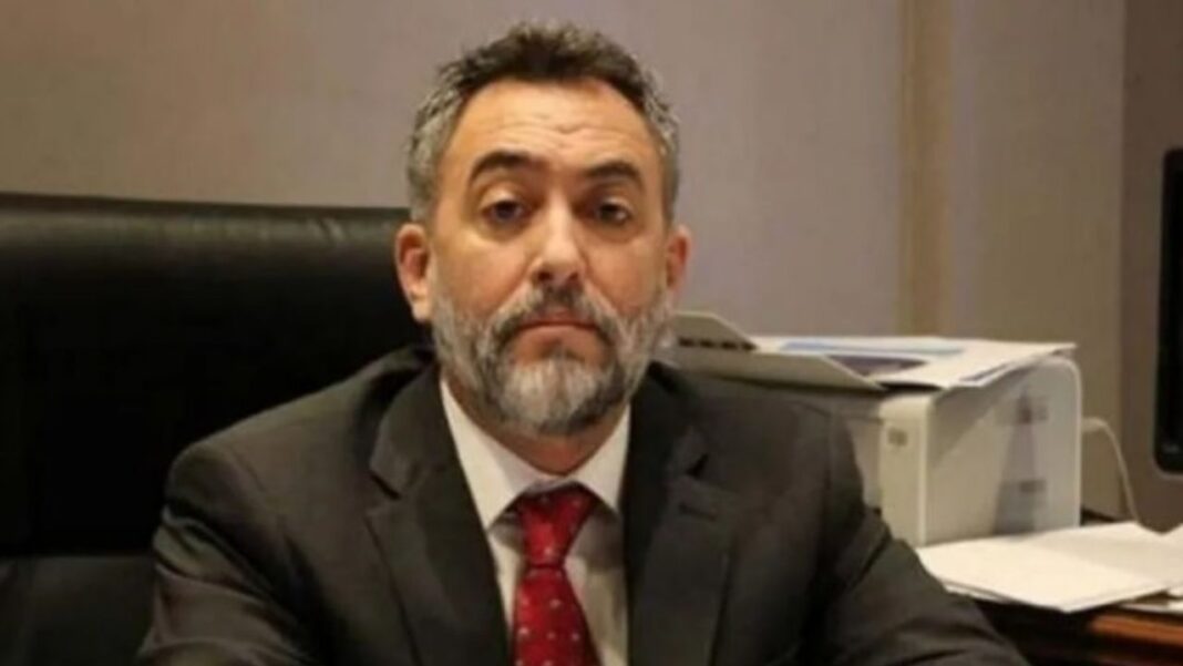 Ilustración de un juez con un martillo frente a un escudo de la AFA.