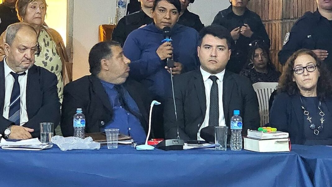 Ilustración representativa de una balanza de la justicia, símbolo del veredicto judicial.