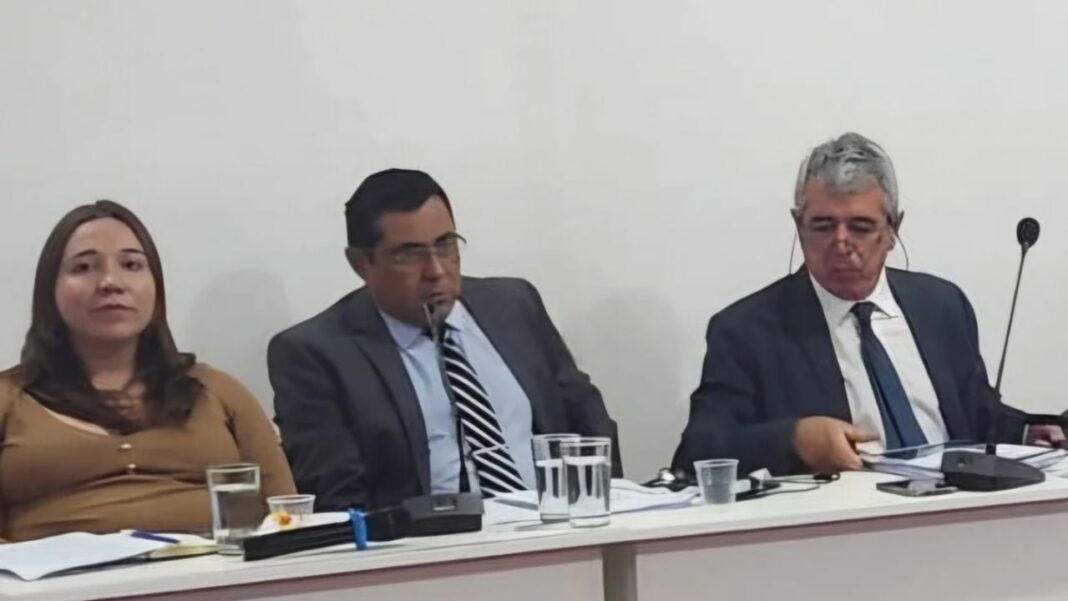 Ilustración de una balanza de la justicia con el fondo de un paisaje de Catamarca