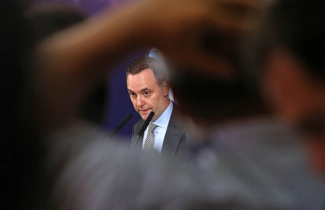 Avión en pista de aeropuerto, ilustración referida a viajes aéreos.