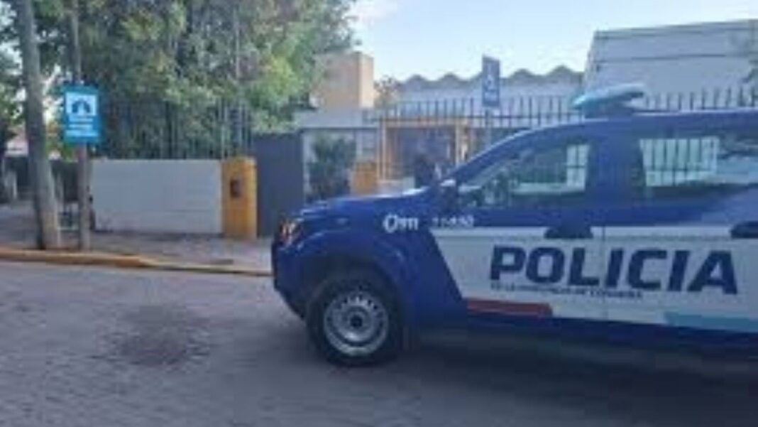 Ilustración de una balanza de la justicia frente a un edificio escolar