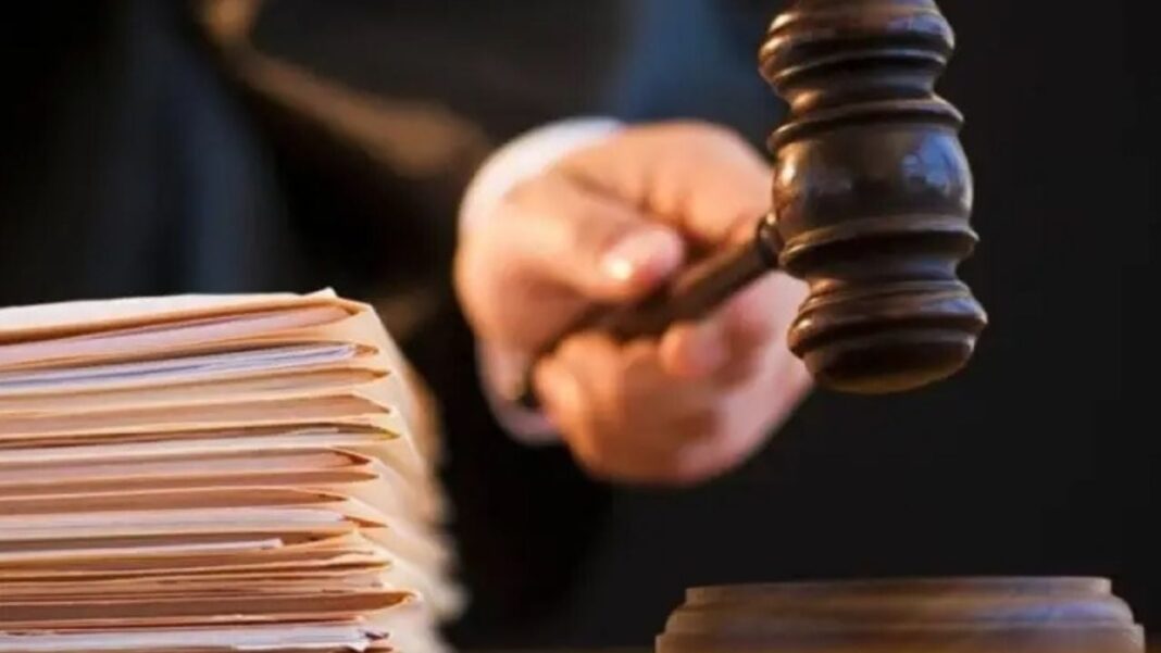 Ilustración de una balanza de la justicia, representando el fallo judicial en Catamarca.