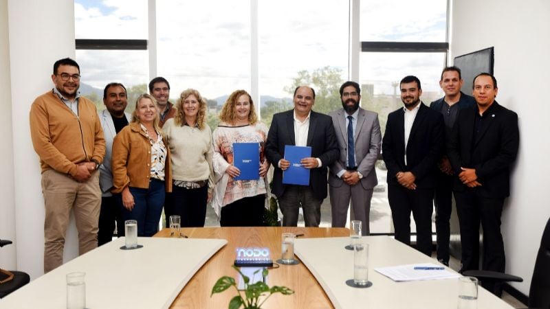 Firma de convenio entre la Municipalidad de la Capital y la UNCA para la Diplomatura en Internet de las Cosas