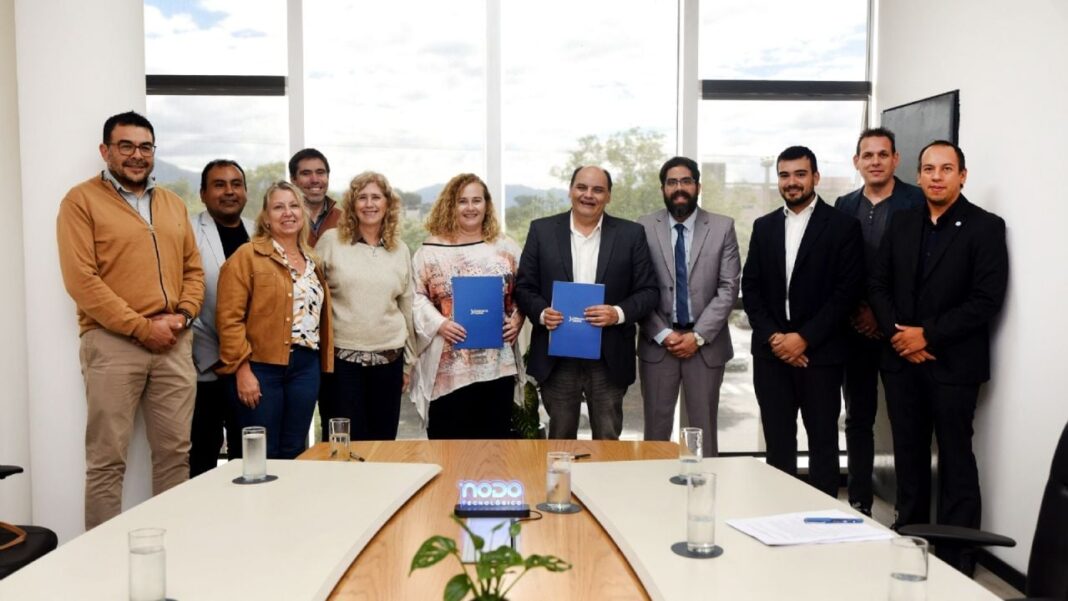 Firma de convenio entre el intendente Gustavo Saadi y autoridades de la UNCA para la Diplomatura en Internet de las Cosas