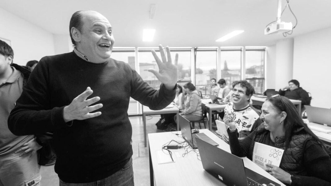 Entrega de material didáctico adaptado para el taller Office a tu Medida en Catamarca