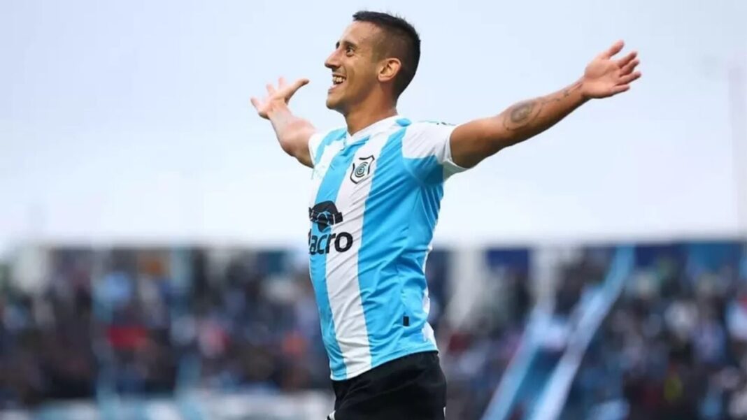 Emiliano Endrizzi, futbolista catamarqueño de Gimnasia de Jujuy, en acción durante un partido.