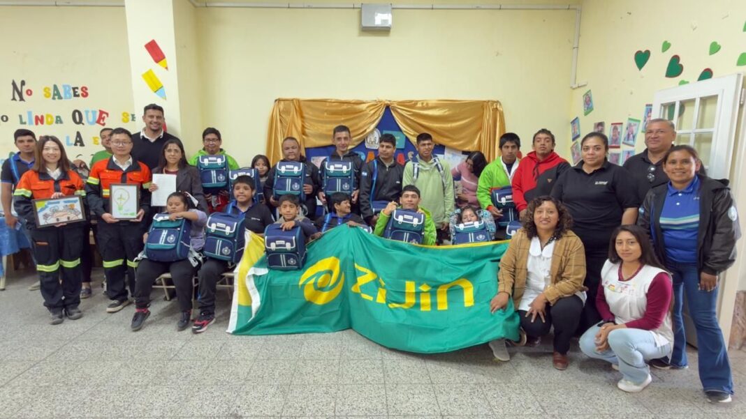 Firma de convenio entre representantes de Liex S.A. y la Escuela Especial N° 11 de Fiambalá.