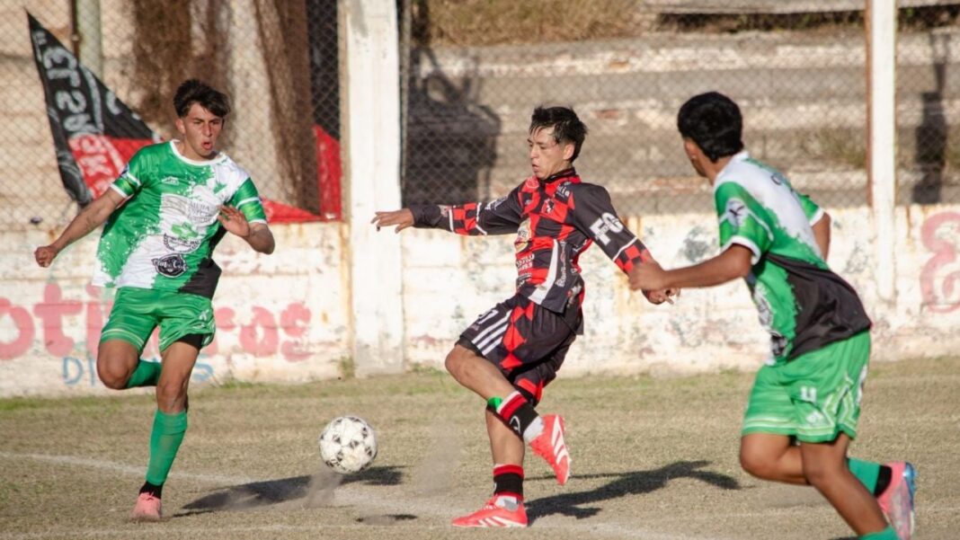 Balón de fútbol sobre el césped, representando el Torneo Apertura de la Liga Chacarera.