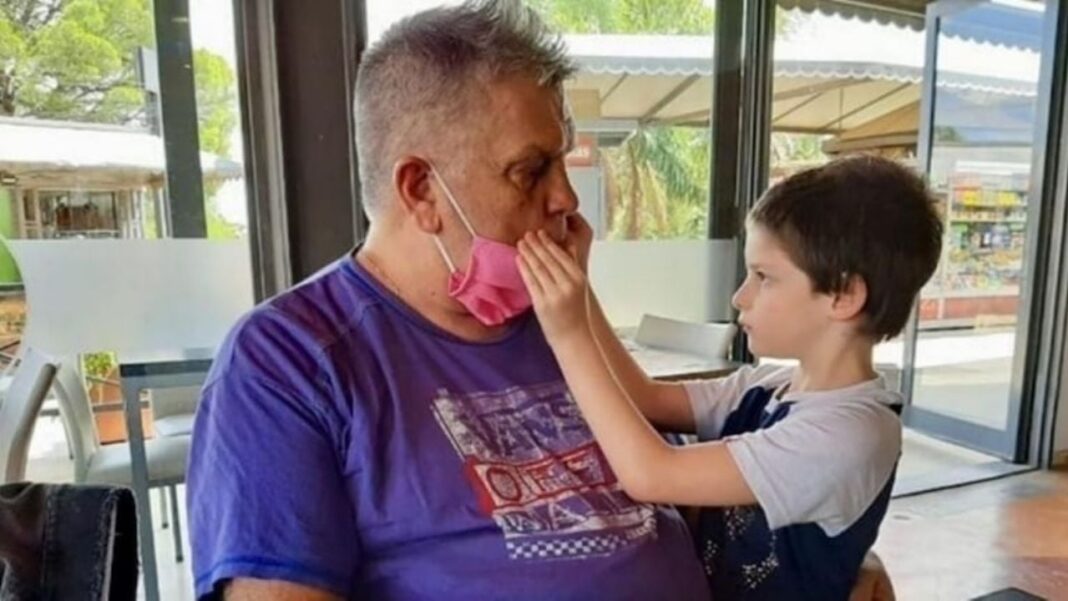 Luis Ventura hablando en un programa de televisión sobre la salud de su hijo