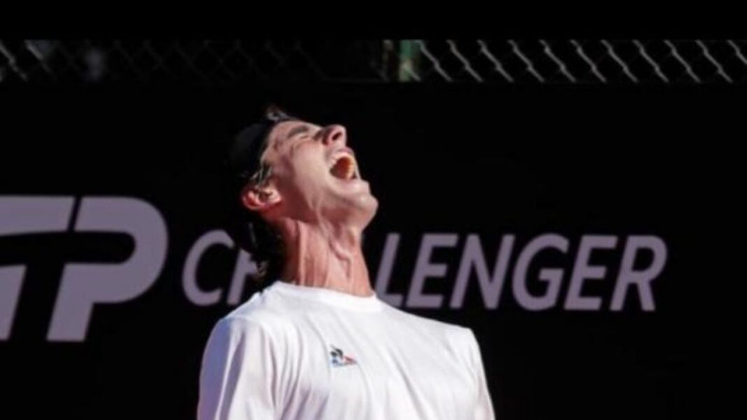 Manuel La Serna, tenista catamarqueño, en acción durante un partido.