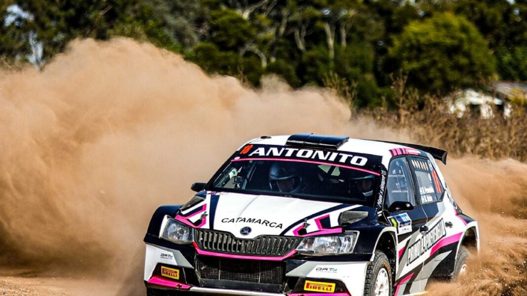 Vista aérea de autos de rally compitiendo en los caminos serranos de Mina Clavero, Córdoba.