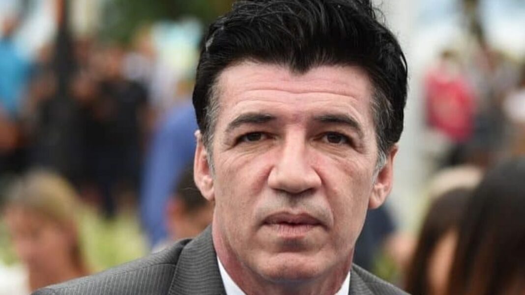 Trabajadores municipales realizando tareas de bacheo en una calle de la ciudad de Catamarca