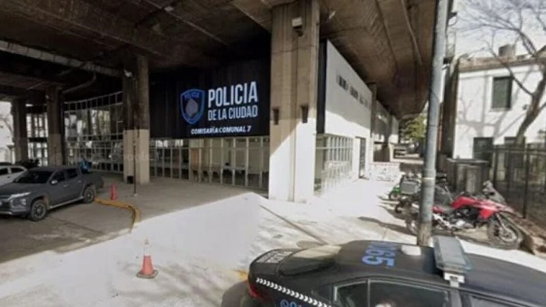 Cartel caído en la Autopista 25 de Mayo en Flores