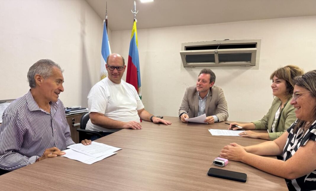 Ministro Alberto Natella durante una declaración sobre negociaciones salariales.