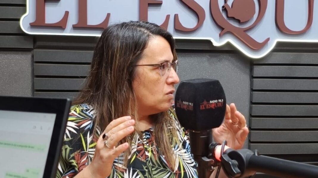 Claudia Espeche, secretaria general de UPCN, durante una entrevista radial.