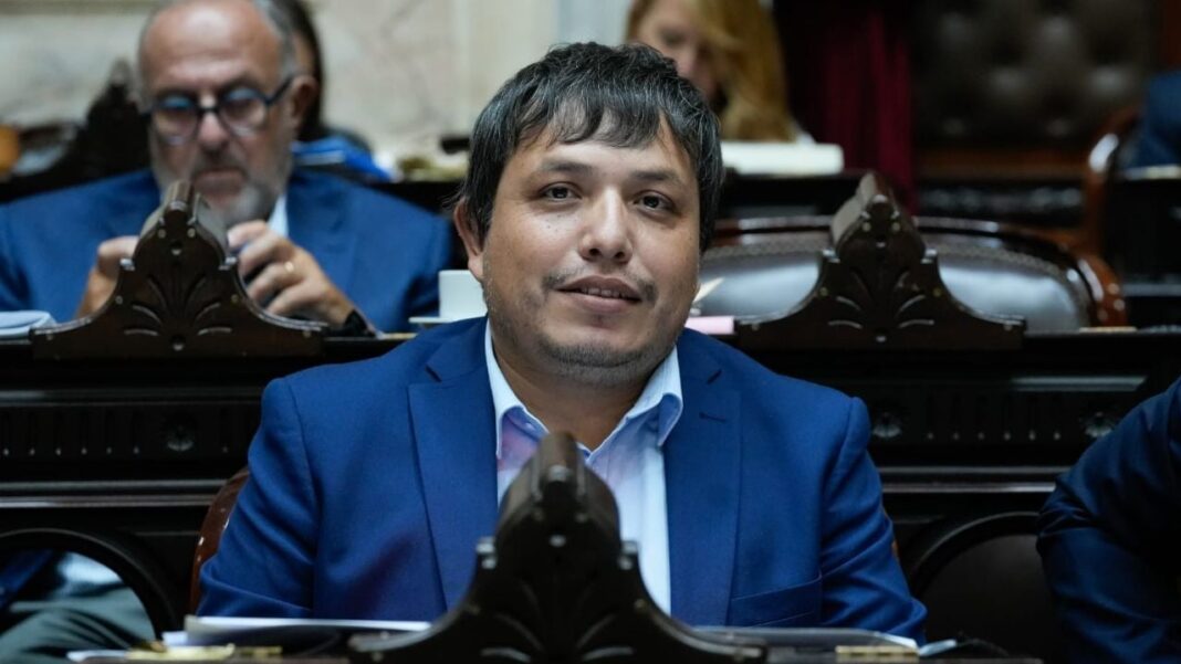 Diputado Sebastián Nóblega y logo del PAMI, representando la noticia sobre la solicitud de informe y la situación de pagos.