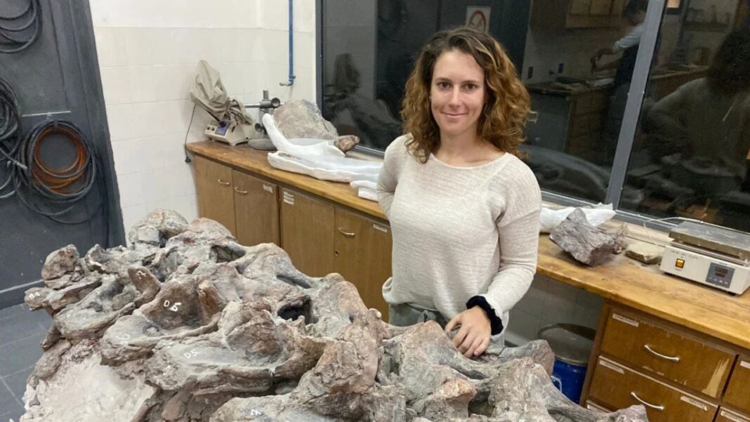 Recreación artística del dinosaurio Bicharracosaurus dionidei en un paisaje prehistórico patagónico