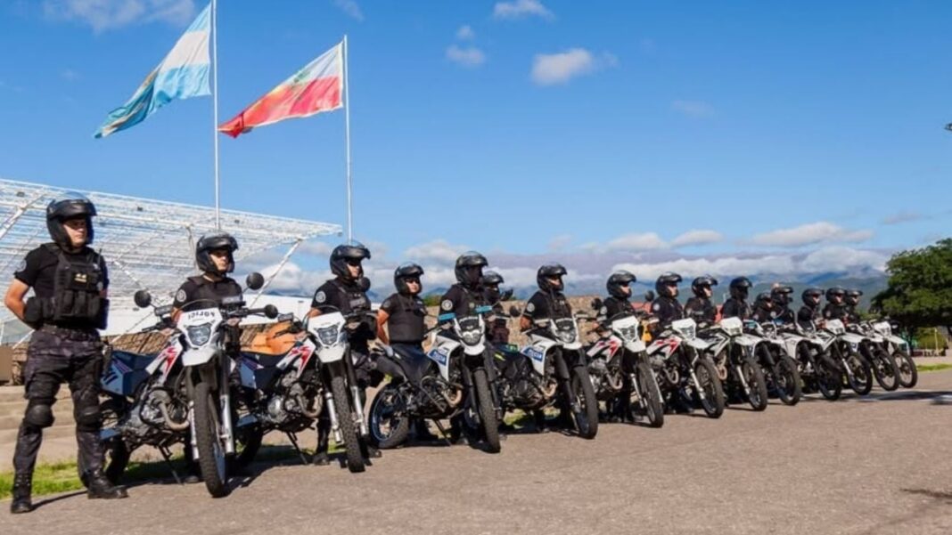 Motociclistas participando en una caravana religiosa en las calles de Catamarca