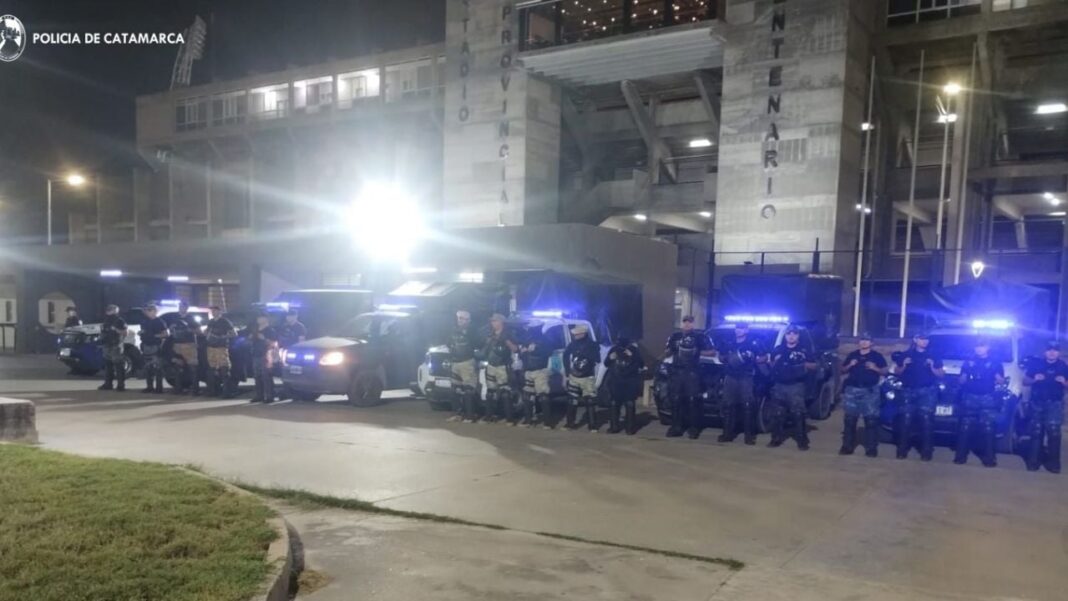 Efectivos policiales realizando controles de tránsito en una calle de Catamarca