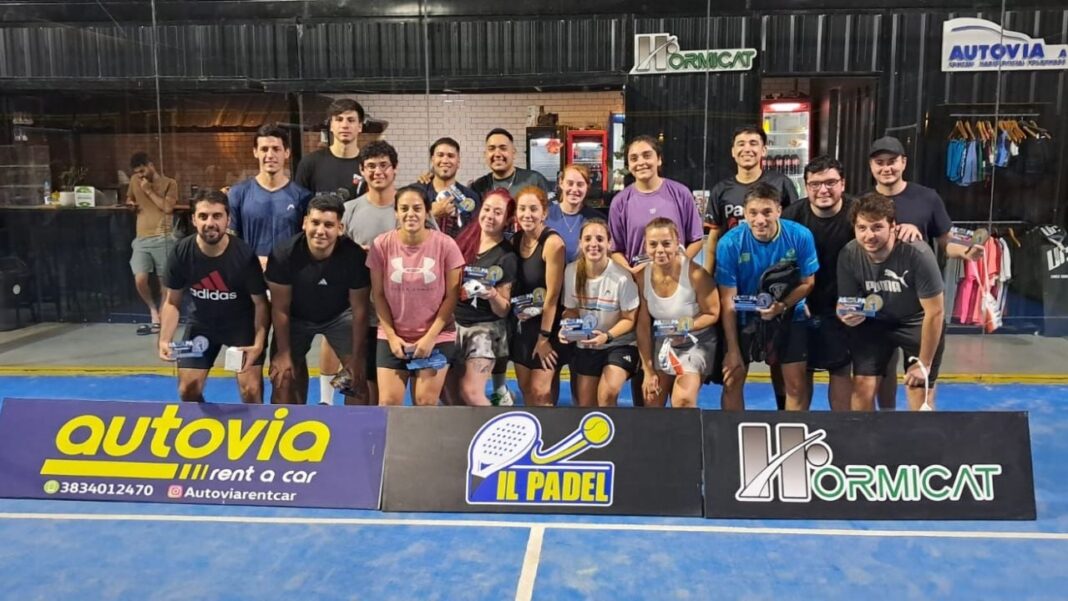 Jugadores de pádel compitiendo en la segunda fecha del torneo organizado por la Asociación Catamarqueña de Pádel.