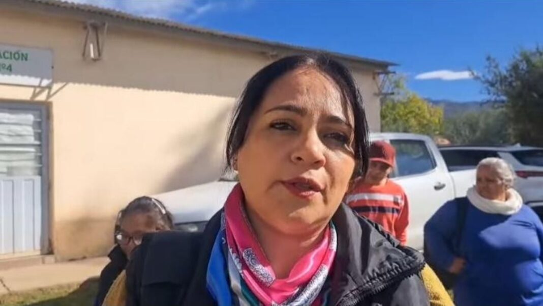 Padres y docentes venden pan para financiar transporte escolar en Catamarca