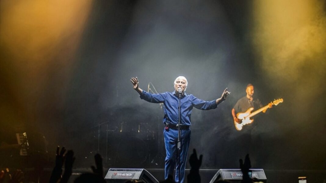 Paz Martínez en el escenario durante un concierto