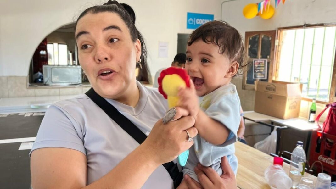 Peña benéfica en el Club La Viñita de Catamarca con vecinos reunidos en un evento solidario.