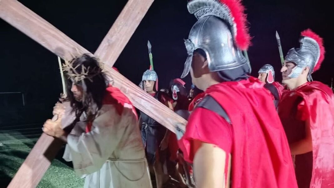 Participantes del Vía Crucis viviente realizado por la Policía de Catamarca en el Polideportivo Policial.