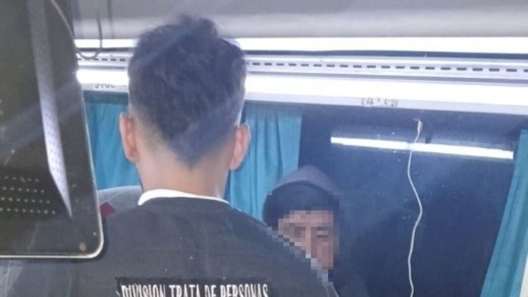 Efectivos policiales realizando controles de seguridad en rutas de la provincia de Catamarca